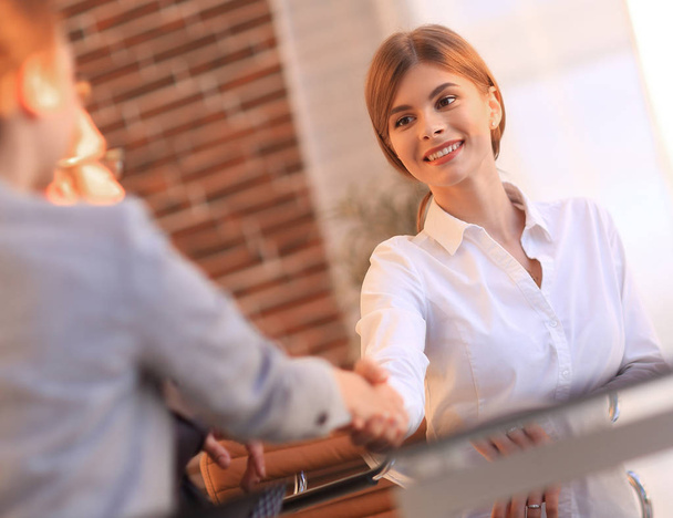 business woman greets the employee with a handshake, - Фото, изображение