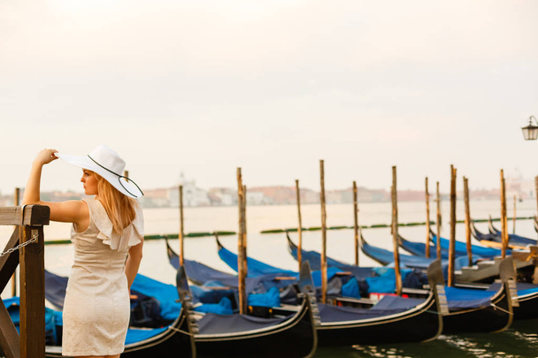 giovane donna in posa vicino al grande canale di Venezia  - Foto, immagini