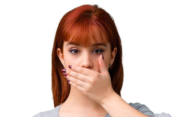 Молодая рыжая девушка закрывает рот руками
 - Фото, изображение
