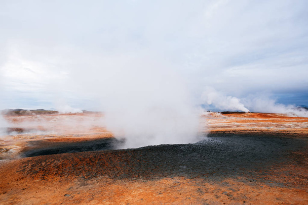 Namafjall - geotermální oblast v oblasti Hverir. Krajina které fondy vroucí bahno a horkých pramenů. Poblíž jezera Myvatn v Islandu - Fotografie, Obrázek