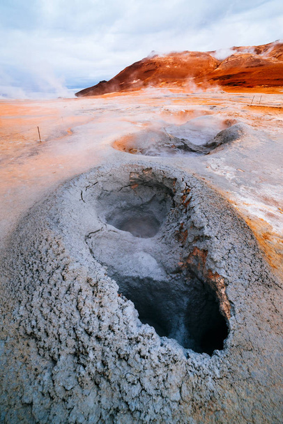 Namafjall - mező a Hverir Geotermális területen. Táj, mely medence forró iszap és a hot springs. A közelben Myvatn-tó, Izland - Fotó, kép