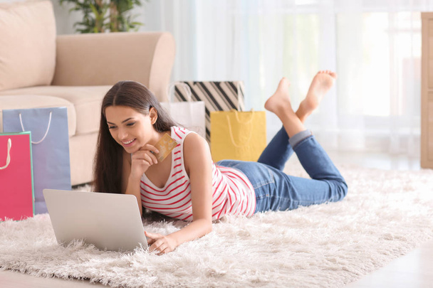 nuori nainen ostoksia verkossa luottokortilla ja kannettava tietokone kotona - Valokuva, kuva