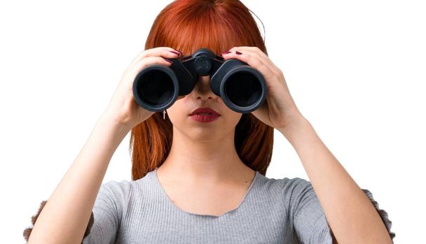 Chica pelirroja joven con binoculares negros
 - Foto, Imagen