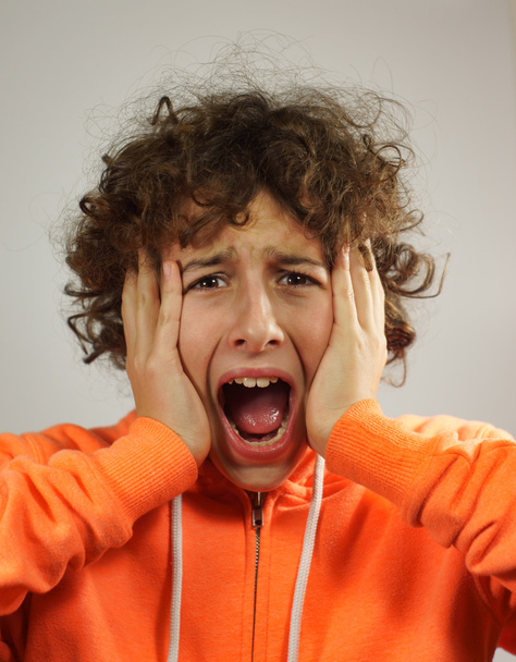 een jonge jongen is schreeuwen - Foto, afbeelding