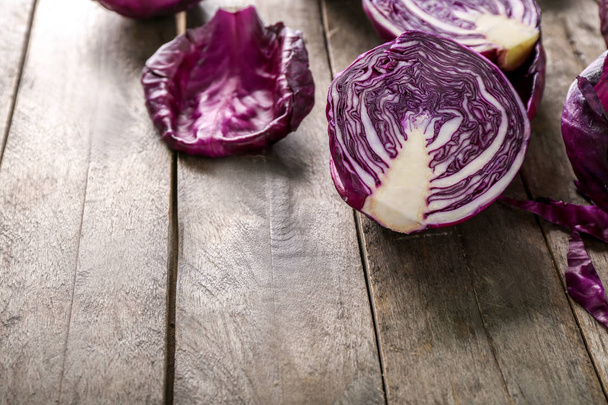 Sliced red cabbage on wooden table - Foto, Imagen