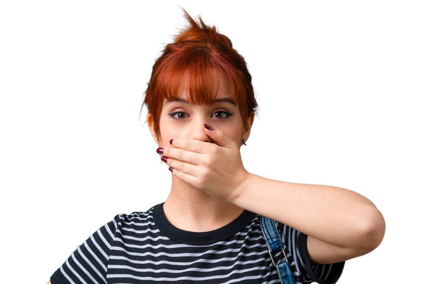Молодая студентка рыжая девушка закрывает рот руками
 - Фото, изображение
