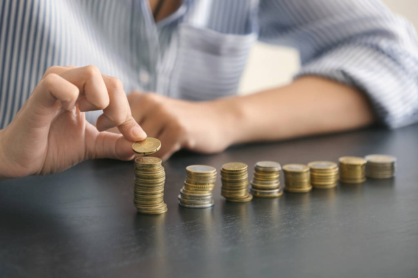 Jonge vrouw tellen van geld aan tafel, close-up - Foto, afbeelding