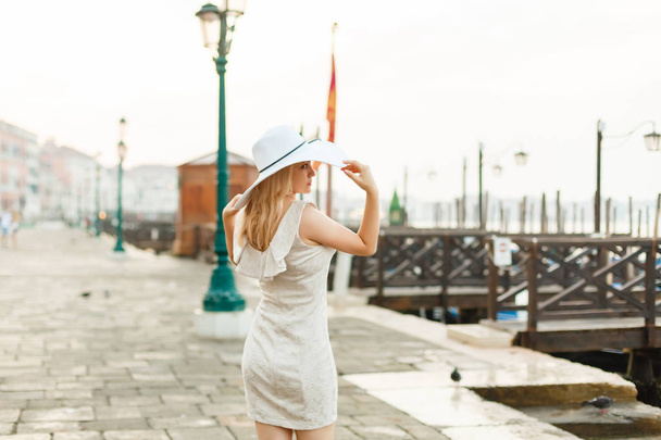 Chica viajera en Piazza San Marco en Venecia al amanecer en Italia
. - Foto, Imagen