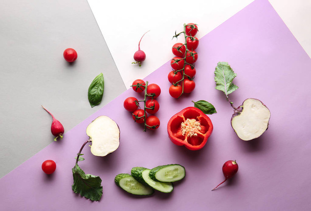 Diferentes verduras sobre fondo de color, plano laico
 - Foto, Imagen