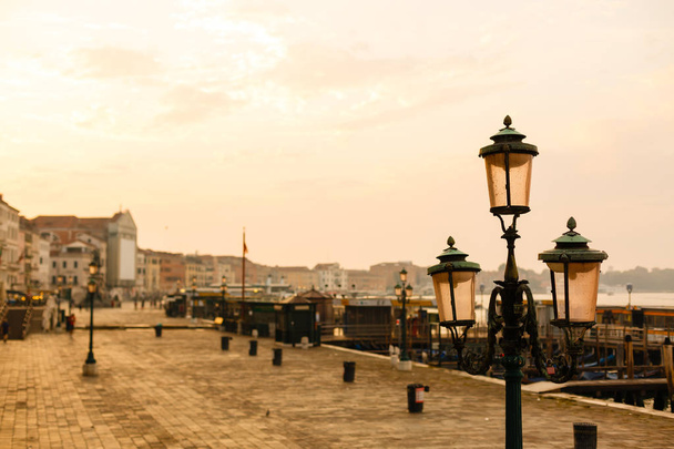 Pobřeží s pouliční světla, modré pozadí oblohy v Benátkách - Fotografie, Obrázek