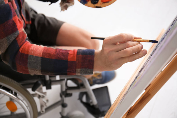 Молодой художник в живописи на инвалидных колясках, крупный план
 - Фото, изображение