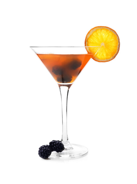 Glas verfrissende zomer cocktail op witte achtergrond - Foto, afbeelding