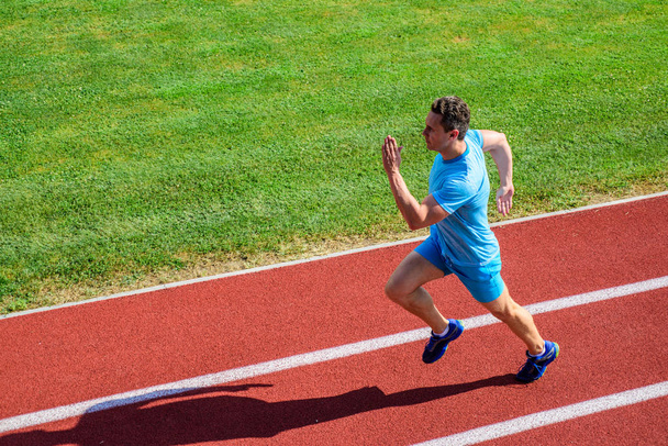 Sportoló runner sportos forma a mozgás. Férfi sportoló fut nagy eredményt elérni. Hogyan gyorsabban fusson. Sebesség képzési útmutatót. Hogyan lehet javítani a haladási sebesség. Egyszerű ways-hoz tökéletesít a futás sebesség és állóképesség. - Fotó, kép