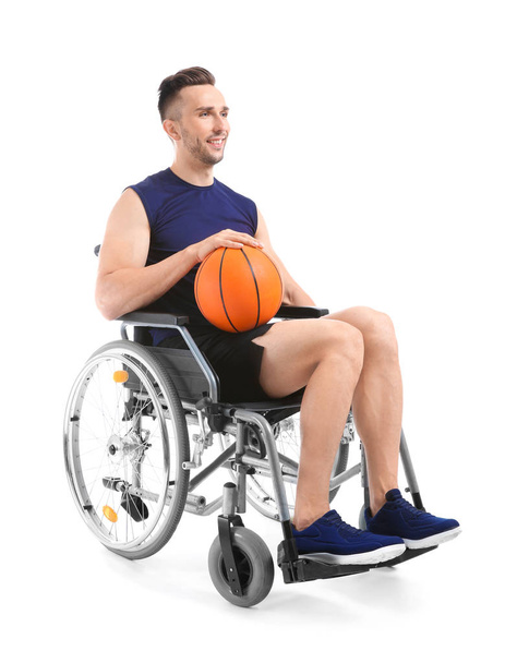 Jovem jogador de basquete sentado em cadeira de rodas no fundo branco
 - Foto, Imagem