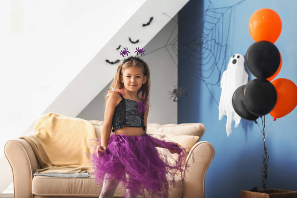 Schattig klein meisje in Halloween kostuum thuis - Foto, afbeelding