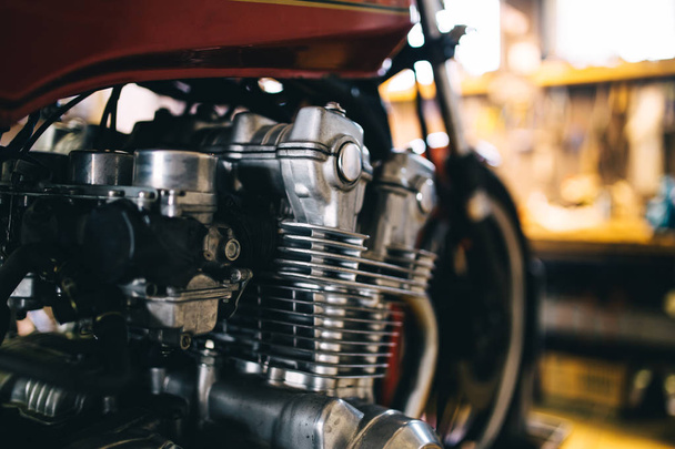 Engine close up shot of beautiful and retro custom made motorcycle  - Fotoğraf, Görsel