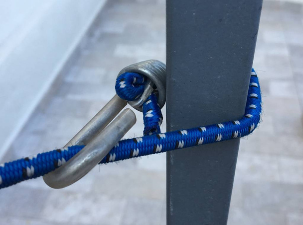 Detail z pružné lano připojené k železnou tyčí - Fotografie, Obrázek