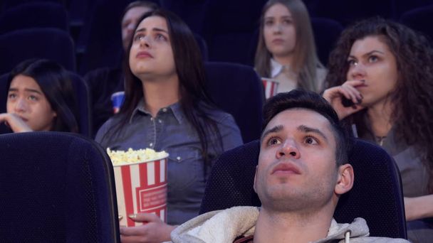 Люди смотрят серьезные фильмы в кинотеатре
 - Фото, изображение