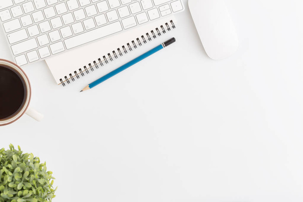 Flat lay foto di scrivania con mouse e matita su sfondo bianco, vista dall'alto di matita e attrezzature per ufficio
 - Foto, immagini