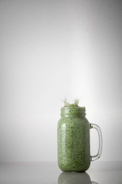 Smoothies of green vegetables and fruits. Detox. - Foto, afbeelding