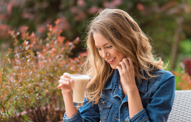 Güzel kadın kahve bir sokak içme - Fotoğraf, Görsel