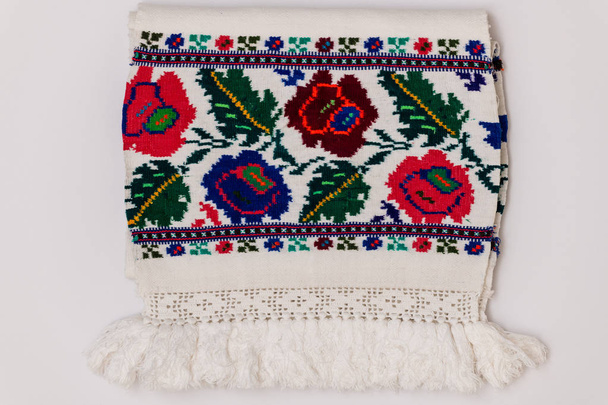Detailní záběr na východních evropských výšivky s květinovými motivy na ručníky a oblečení. - Fotografie, Obrázek