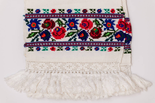 Zbliżenie Wschodniej Europejskiej haftu z motywami kwiatowymi na ręczniki i odzież. - Zdjęcie, obraz