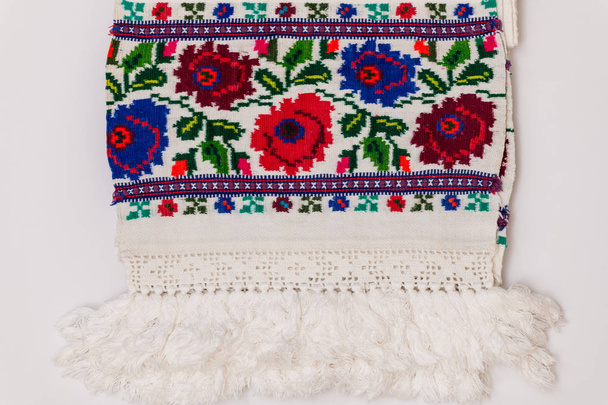 Gros plan de broderie d'Europe de l'Est avec des motifs floraux trouvés sur les serviettes et les vêtements
. - Photo, image