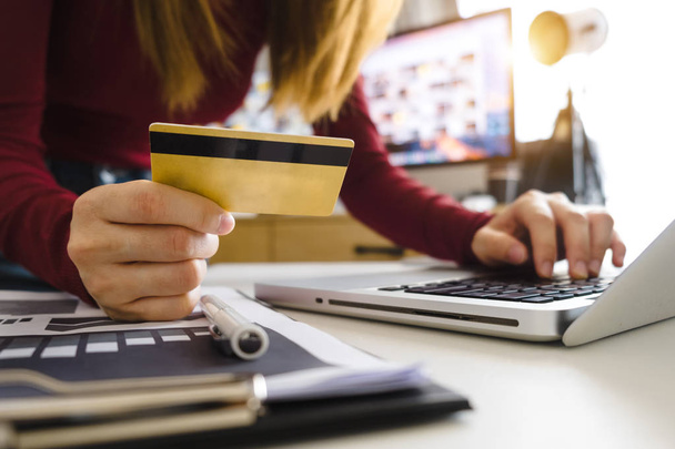 Mãos de mulher de negócios usando smartphone e segurando cartão de crédito com diagrama de efeito camada digital como conceito de compras on-line - Foto, Imagem