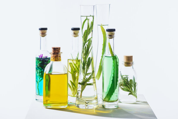 butelki z organicznych aromatyczne olejki eteryczne na moduł biały zielony i żółty - Zdjęcie, obraz