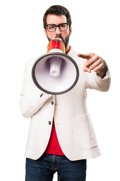 Brunette man met bril houden een megafoon op witte achtergrond - Foto, afbeelding