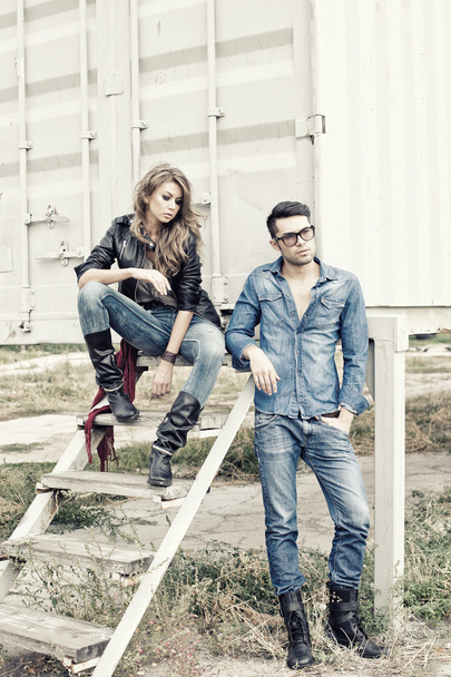 привлекательная модная пара в джинсах, представляющих драматическое - ретро-обработанное изображение
 - Фото, изображение