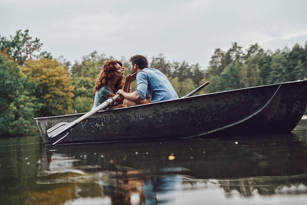 jeune couple baisers tandis que ramer un bateau
 - Photo, image