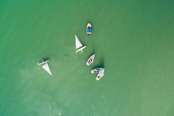 バラトン湖でセーリング ボート - 写真・画像
