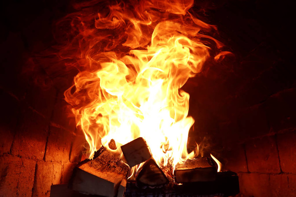 Lunghe lingue di fiamma di fuoco ardente
 - Foto, immagini