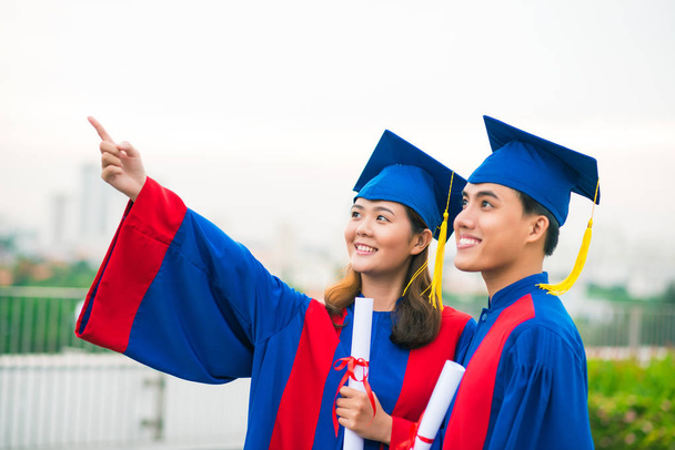 joyeux asiatique lycéens diplômés regarder vers le haut
 - Photo, image