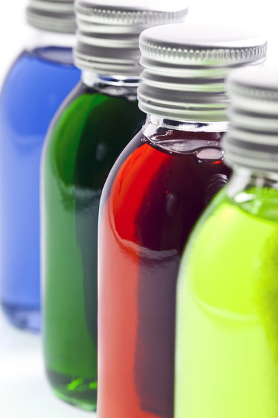 Bottiglie di fila con liquido colorato
 - Foto, immagini