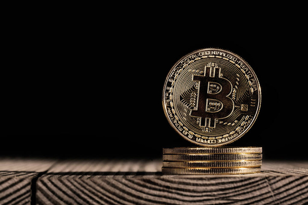 a bitcoin on the black backgrounds - Foto, immagini