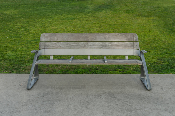 Moderní lavička s zelené trávě za to - Fotografie, Obrázek