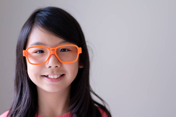 Portrét z asijských dospívající s velkými brýlemi oranžová - Fotografie, Obrázek