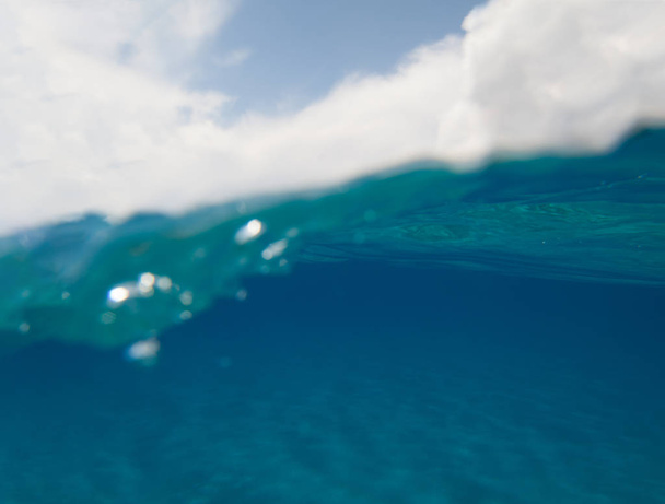 demi vue sous-marine avec ciel bleu et mer cristalline turquoise - espace de copie
 - Photo, image