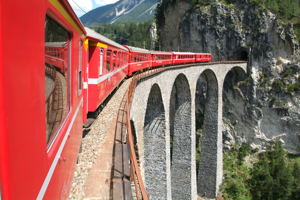 Поезд Бернина Экспресс на швейцарских Альпах - Фото, изображение