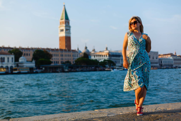 Γυναίκα που φοράει μπλε φόρεμα το περπάτημα στο δρόμο στην Βενετία, Ιταλία  - Φωτογραφία, εικόνα