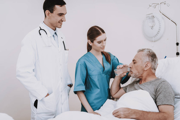 Disease and Patient.elp Doctor. Rehabilitation Patient. Body Patient. People in White Room. Rehab Patient.Old Man and Doctor in Hospital. Old Man and Nurse. Medical Help with Man. Rehab in Hospital. - Fotoğraf, Görsel