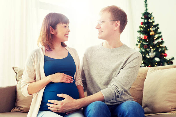 pregnant wife with husband at home at christmas - Φωτογραφία, εικόνα