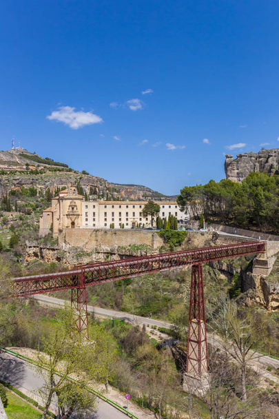Puente de San Pablo en el centro de Cuenca, España
 - Foto, Imagen