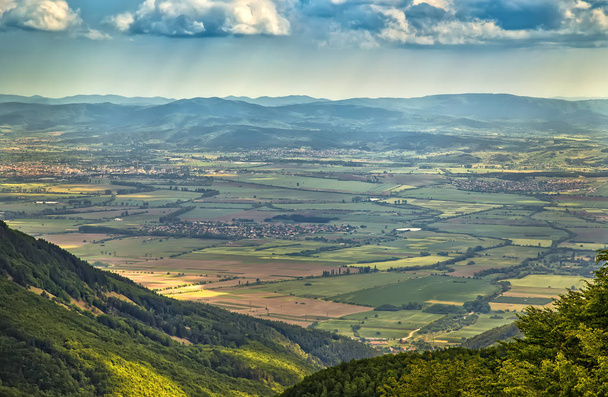 άποψη από το λόφο στον γεωργικό τοµέα και μικρά χωριά - Φωτογραφία, εικόνα
