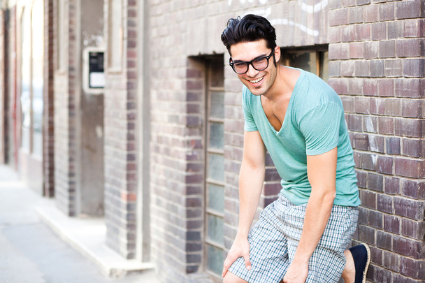 schöner Mann lächelt auf der Straße - Foto, Bild