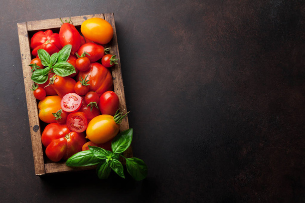 Zahradní čerstvá rajčata a bazalka na vaření tabulka. Pohled shora s prostorem pro váš recept - Fotografie, Obrázek
