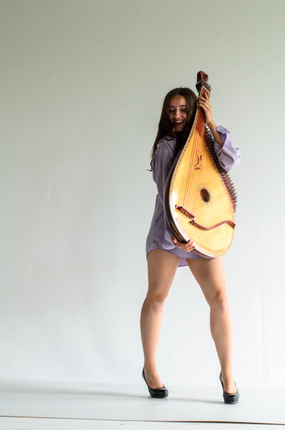 дівчина-жінка бандура музичний інструмент
. - Фото, зображення